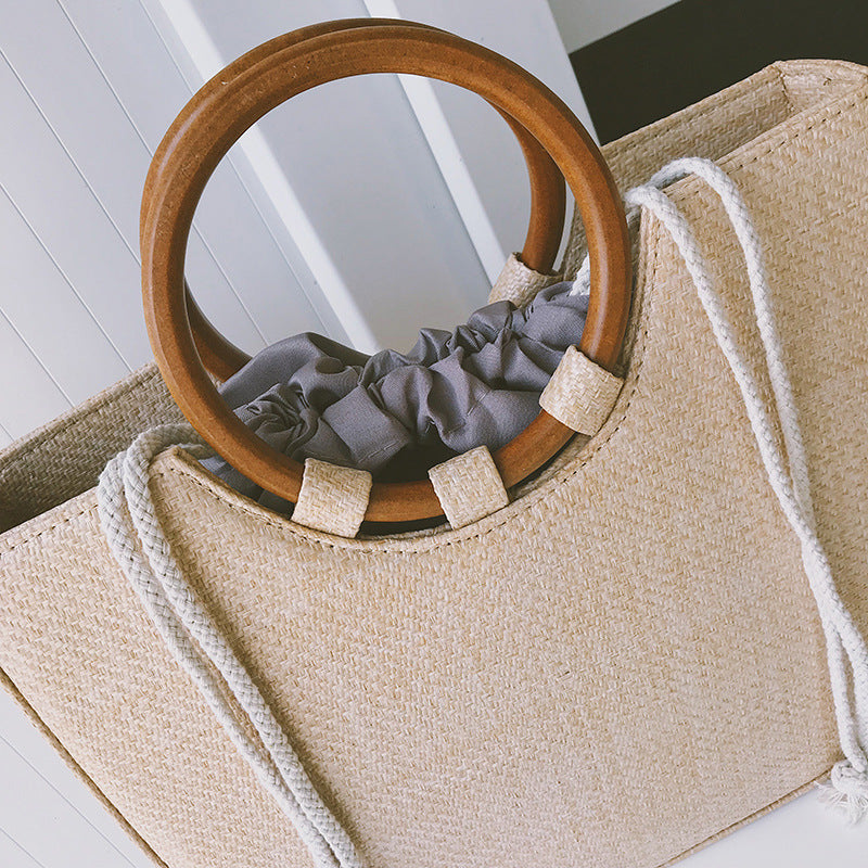 Straw handbag with wooden handle